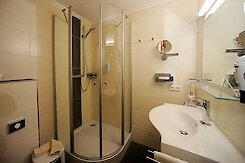 Modernes Hotelbadezimmer Modernes Hotelbadezimmer im Hotel in Bodenmais